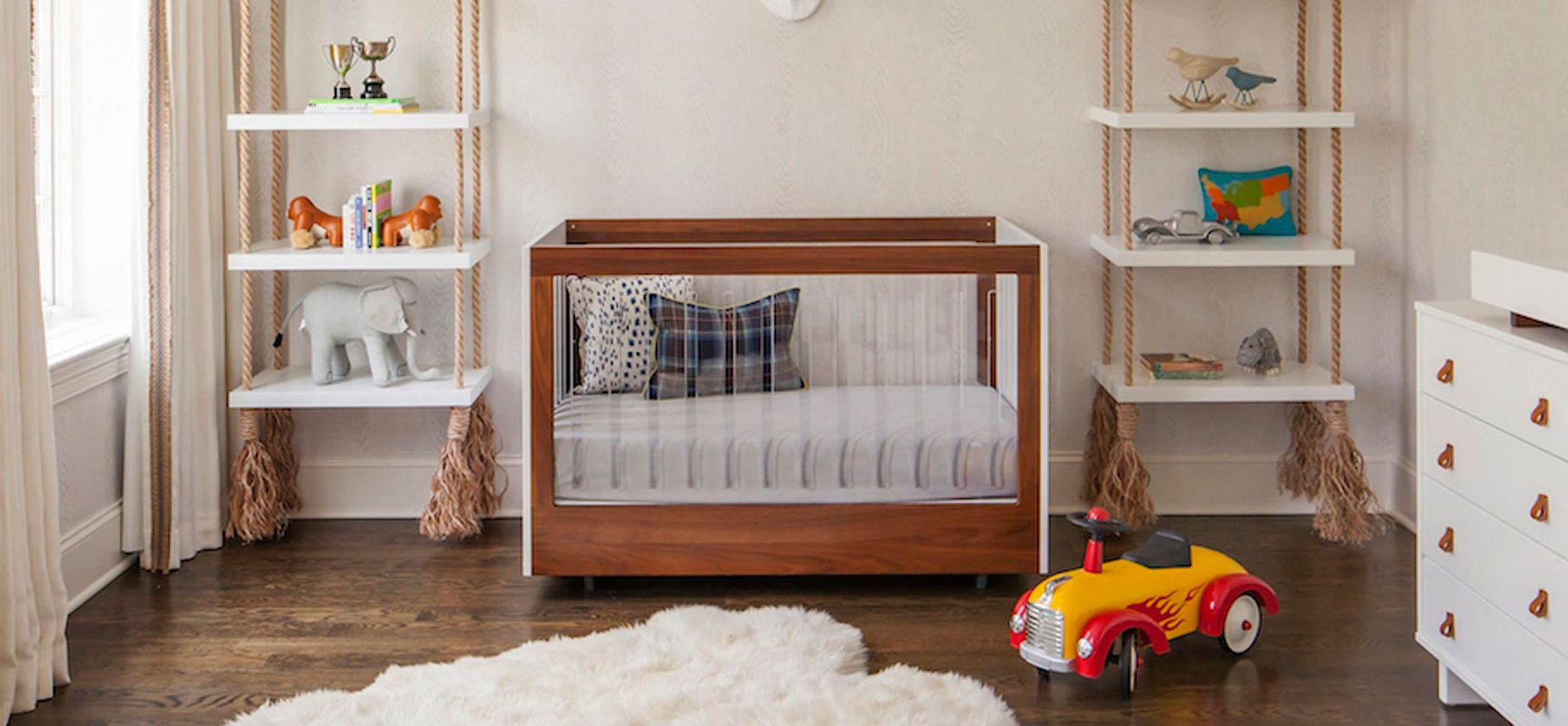 Crib with an organic mattress in the children's room.