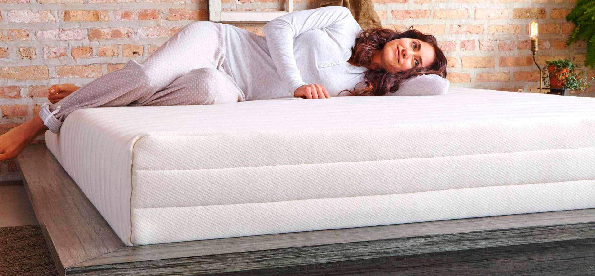 A woman sleeping on the latex mattress.